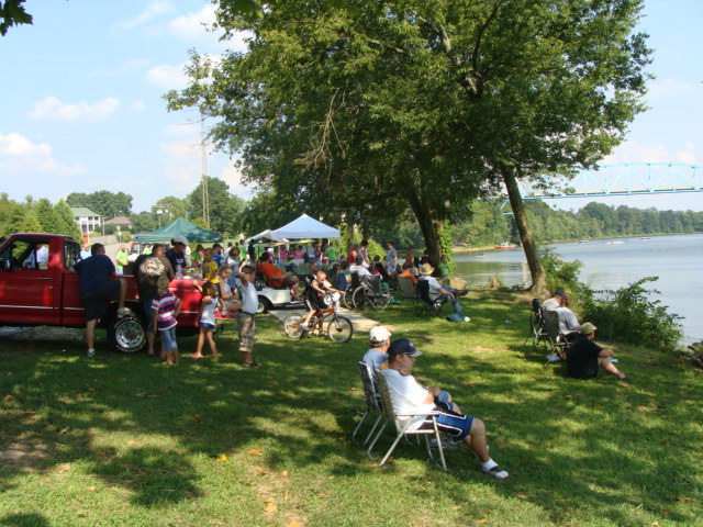 Spectators at KDBA Races on Green River